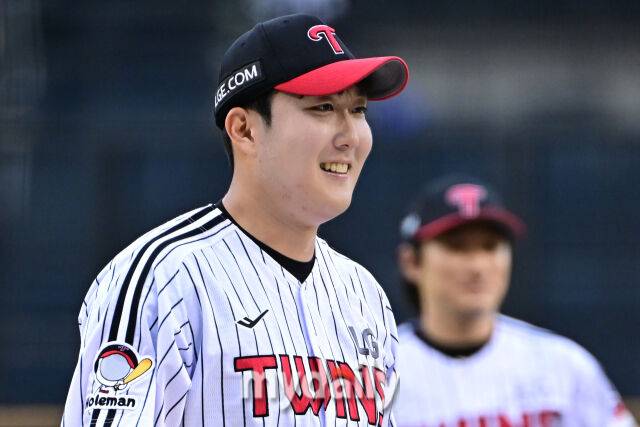 5일 서울 잠실야구장에서 열린 '2025 신한 SOL BANK KBO리그' 두산 베어스와 LG 트윈스 경기. LG 선발투수 손주영이 1회 무실점 수비를 마치고 웃고 있다./마이데일리