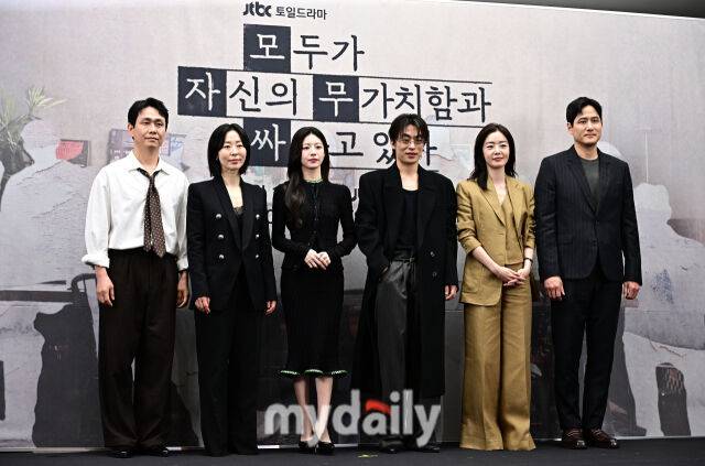 배우 오정세, 강말금, 고윤정, 구교환, 한선화, 박해준(왼쪽부터)이 17일 서울 상암동 스탠포드 호텔에서 진행된 JTBC 드라마 '모두가 자신의 무가치함과 싸우고 있다' 제작발표회에 참석했다.'모자무싸'는 잘난 친구들 사이에서 혼자만 안 풀려 시기와 질투로 괴로워 미쳐버린 인간의 평화 찾기를 따라가는 드라마다.