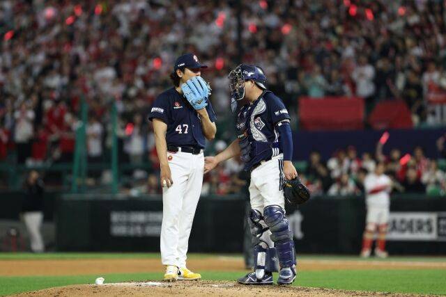 곽빈(왼쪽)과 양의지./두산 베어스