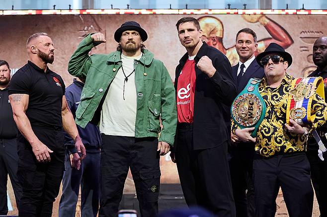 지난 14일(현지시간) 영국 런던에서 열린 기자회견에서 헤비급 복싱 통합 챔피언 올렉산드르 우식(왼쪽)과 도전자 리코 베르후번이 파이팅 포즈를 취하고 있다.