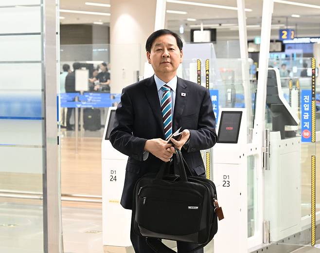 구윤철 부총리 겸 재정경제부 장관이 지난 13일 미국 뉴욕에서 열리는 한국경제설명회 및 주요 20개국(G20) 재무장관회의에 참석하기 위해 인천국제공항을 통해 출국하고 있다. [연합]