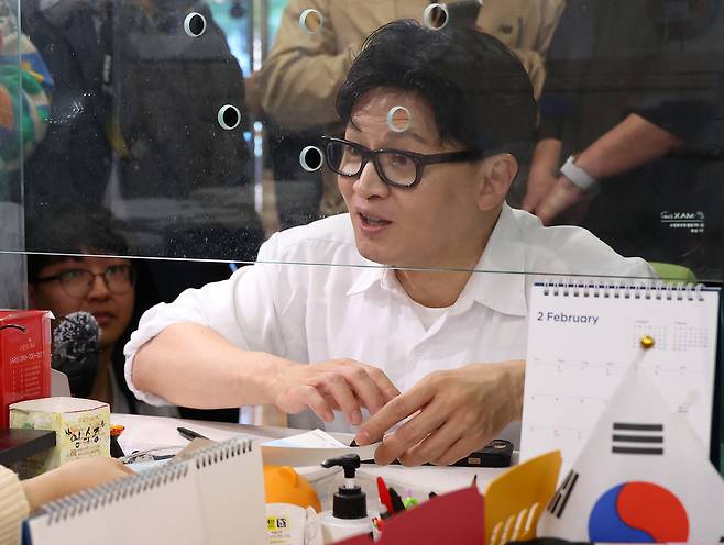 한동훈 전 국민의힘 대표가 14일 오후 부산 북구 만덕2동 행정복지센터를 찾아 전입신고를 하고 있다. [연합]