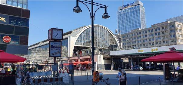 베를린 중앙역은 2006년 개통된 독일 최대 규모의 철도 허브로, 장거리·지역·도시철도가 입체적으로 교차하는 복합 교통 인프라다. 유리 구조의 대형 역사와 상업 공간이 결합되며 이동과 체류, 도시 활동이 함께 이루어지는 유럽형 교통 거점의 모습을 보여준다.  [출처: Yair Haklai / Wikimedia Commons]