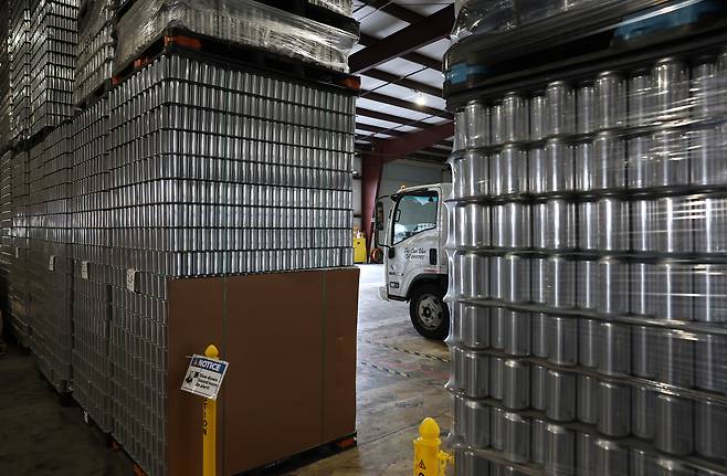 이란 전쟁 여파로 알루미늄 등 주요 비철 금속 가격이 계속 오르면서 런던금속거래소(LME) 지수가 최근 4주 동안 12% 가깝게 뛰었다. 사진은 미국 캘리포니아주 새크라멘토에 위치한 캔 밴 본사 창고에 빈 알루미늄 캔들이 쌓여 있는 모습. [게티이미지]