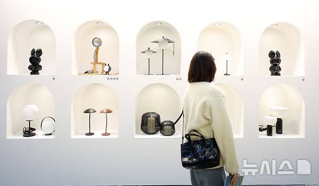 [서울=뉴시스] 김진아 기자 = 25일 서울 강남구 코엑스에서 열린 '2026 서울리빙디자인페어'에서 관람객들이 전시를 둘러보고 있다. 2026.02.25. bluesoda@newsis.com