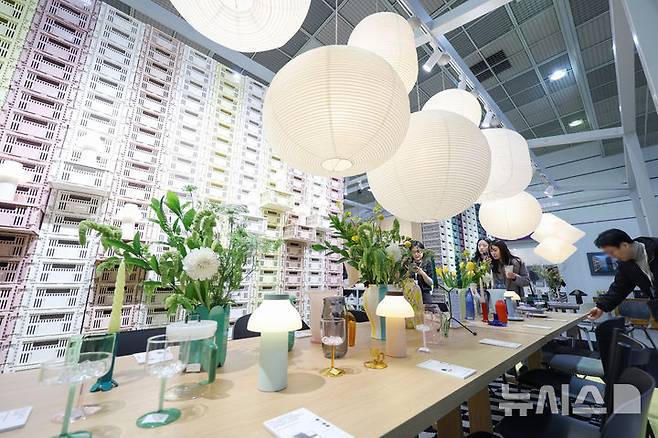 [서울=뉴시스] 김진아 기자 = 25일 서울 강남구 코엑스에서 열린 '2026 서울리빙디자인페어'에서 관람객들이 전시를 둘러보고 있다. 2026.02.25. bluesoda@newsis.com