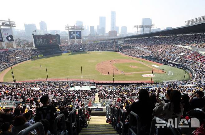 [서울=뉴시스] 배훈식 기자 = 2026 신한 SOL KBO리그가 개막한 28일 오후 서울 송파구 잠실야구장에서 열린 LG 트윈스와 KT 위즈의 경기를 찾은 만원 관중이 열띤 응원을 하고 있다. 2026.03.28. dahora83@newsis.com