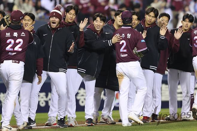 [서울=뉴시스] 프로야구 키움 히어로즈의 배동현이 7일 서울 잠실구장에서 열린 2026 신한 쏠 KBO리그 두산 베어스전 승리 후 동료들과 하이파이브를 하고 있다. (사진=키움 히어로즈 제공) 2026.04.07. *재판매 및 DB 금지