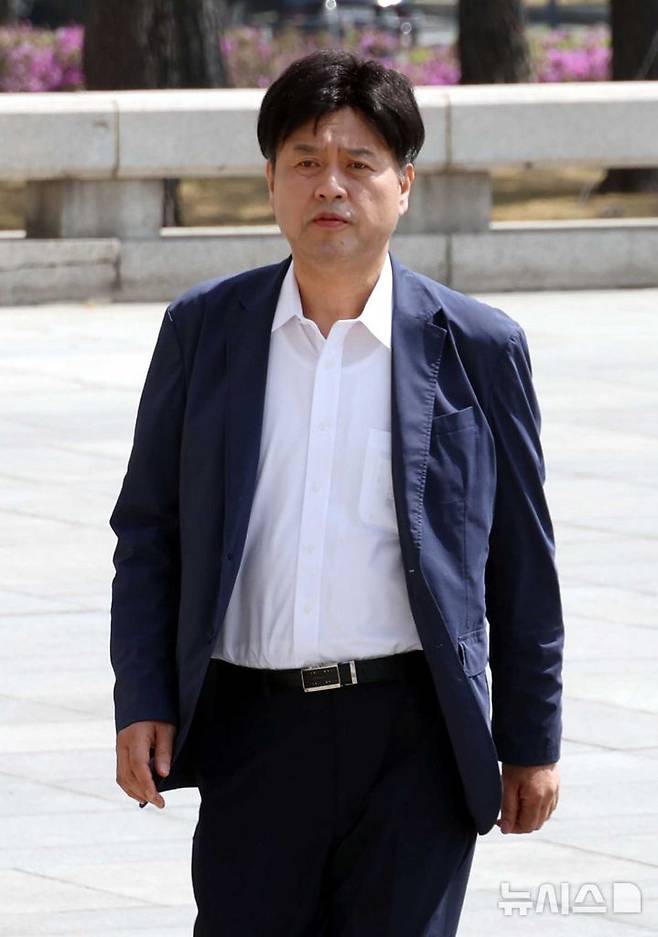 [서울=뉴시스] 조성봉 기자 = 김용 전 민주연구원 부원장이 지난 15일 오전 서울 여의도 국회 본청 앞에서 이원택 전북도지사 후보의 '식사비 대납' 의혹에 대한 재감찰을 요구하며 5일째 단식 농성중인 안호영 더불어민주당 의원을 면담하기 위해 이동하고 있다. 2026.04.15. suncho21@newsis.com