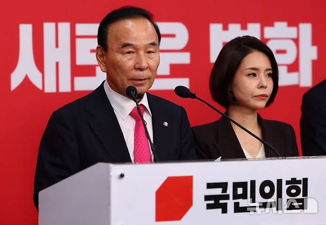 [서울=뉴시스] 황준선 기자 = 박덕흠 국민의힘 공천관리위원장이 14일 서울 여의도 국민의힘 당사에서 경상북도지사 후보 발표를 하고 있다. 2026.04.14. hwang@newsis.com
