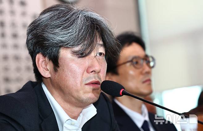 [서울=뉴시스] 김명년 기자 = 대장동 일대 원주민들이 남욱 변호사와 정영학 회계사를 상대로 30억원을 지급하라며 소송을 냈지만 법원이 이를 받아들이지 않았다.사진은 남 변호사가 지난해 국회서 열린 청문회에서 답변하고 있는 모습. 2026.04.16. kmn@newsis.com