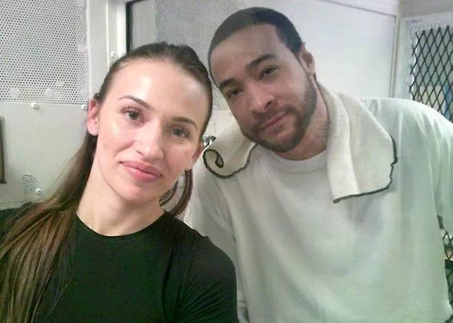 [서울=뉴시스] 영국의 한 여성이 사형 집행을 보름 앞둔 미국 사형수와 결혼식을 올렸다. (사진=페이스북 캡처)