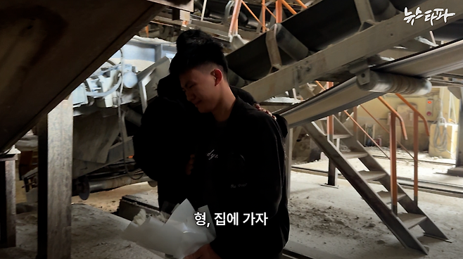 지난 10일, 故 뚜안 씨의 남동생 뚜 씨가 국화 꽃다발을 들고 형이 숨진 사고 현장을 찾았다. 이날은 형의 스물세 번째 생일이었다.&nbsp; 사진 : 유족 측 제공