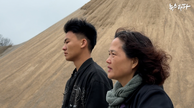 지난 10일, 경기도 이천 호법면의 중앙산업에서 컨베이어벨트 끼임 사고로 형을 잃은 동생과 2018년 12월 충남 태안화력발전소에서 유사한 사고로 아들을 잃은 김미숙 씨가 함께 걷고 있다&nbsp; &nbsp;사진 : 유족 측 제공