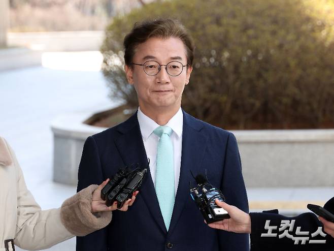 통일교 측으로부터 한일 해저터널 건설 사업 추진 등을 대가로 금품을 받은 혐의를 받는 더불어민주당 전재수 의원이 서울 서초구 정교유착 비리 의혹을 수사하는 검경 합동수사본부에 피의자 신분으로 출석하고 있다. 황진환 기자