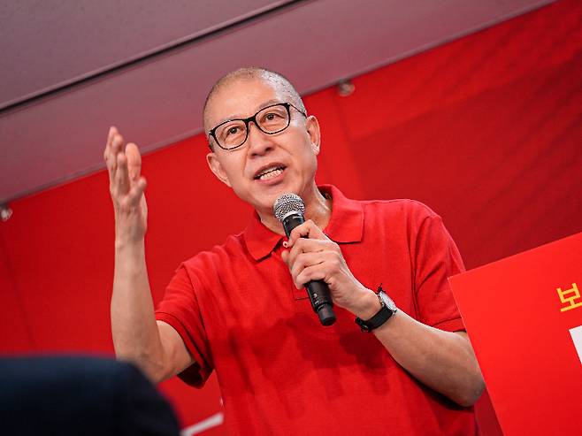 삭발 뒤 경선 선거사무소 캠프 개소식에 참석한 박형준 시장.  캠프 제공