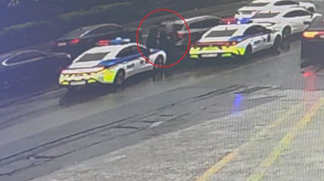 지난 4일 음주·무면허 상태로 도주 행각을 벌인 운전자 40대 A씨가 검거되는 모습. 부산경찰청 제공