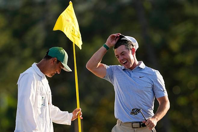 로리 매킬로이(오른쪽)와 그의 캐디 해리 다이아몬드. 연합뉴스