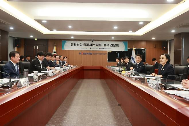 한성숙 중소벤처기업부 장관이 17일 경상남도 진주시 중소벤처기업진흥공단 본부에서 열린 직원들과의 정책간담회에서 인사말씀을 하고 있다. 중기부 제공