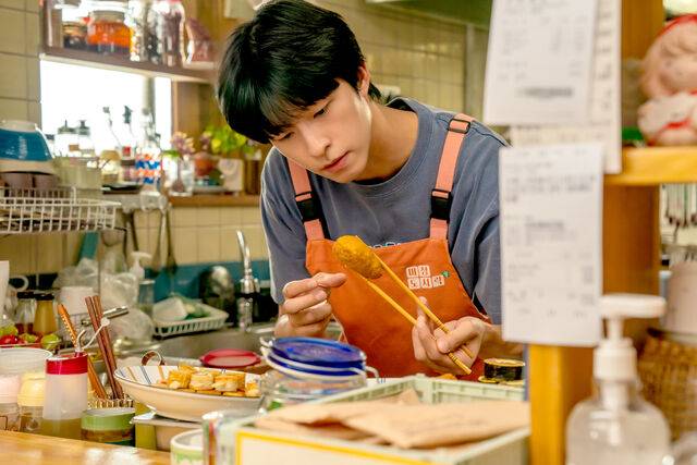 여름을 생각해 평소 하지 않던 요리까지 하며 도시락을 준비하는 용준. 플러스엠 엔터테인먼트