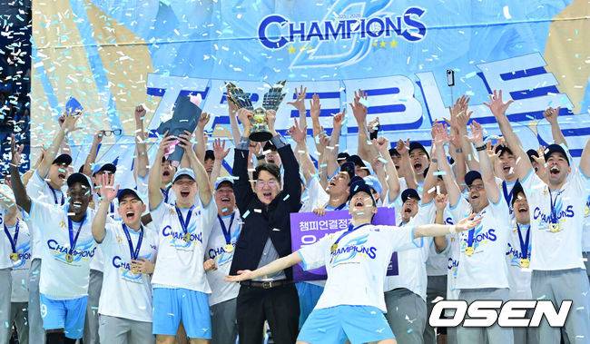 [OSEN=인천, 최규한 기자] 헤난 달 조토 감독이 이끄는 대한항공이 결국 트레블을 완성했다.대한항공은은 10일 인천 계양체육관에서 열린 2025-2026시즌 챔피언결정전(5전3승제) 5차전에서 세트 스코어 3-1(25-18 25-21 19-25 25-23)로 이겼다. 2020-2021시즌 이후 5년 만에 열린 챔프전 5차전. 마지막에 웃은 팀은 대한항공이다.우승을 거머쥔 대한항공 헤난 달 조토 감독을 비롯한 코칭스태프와 MVP 정지석, 조원태 대한항공 구단주 겸 KOVO 총재가 트로피를 들고 기뻐하고 있다. 2026.04.10 / dreamer@osen.co.kr