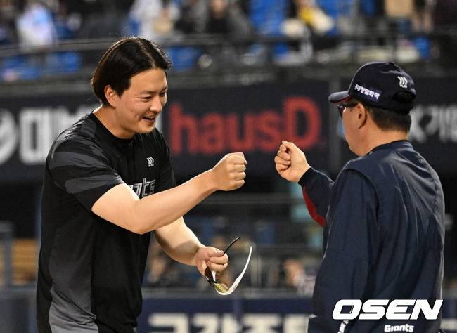 [OSEN=잠실, 이대선 기자] 프로야구 롯데 자이언츠가 LG 트윈스를 꺾고 2연패를 탈출했다. LG는 8연승에서 멈췄다.&nbsp;&nbsp;롯데는&nbsp;15일 서울 잠실구장에서 열린 2026 KBO리그 LG와 경기에서 2-0으로 승리했다.경기 종료 후 롯데 김원중이 김태형 감독과 승리의 기쁨을 나누고 있다. 2026.04.15 /sunday@osen.co.kr