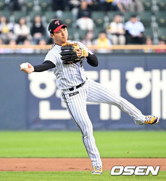 [OSEN=잠실, 이대선 기자] 프로야구 LG 트윈스가 롯데 자이언츠를 꺾고 8연승을 질주했다.  LG는 14일 서울 잠실구장에서 열린 2026 KBO리그 롯데와 시즌 첫 '엘롯라시코'에서 2-1 한 점 차 승리를 거뒀다. 1-1 동점인 8회 오스틴의 결승 솔로 홈런이 터지면서 '연승'을 8까지 늘렸다. 1회초 무사에서 LG 오지환이 롯데 황성빈을 땅볼 처리하고 있다. 2026.04.14 /sunday@osen.co.kr