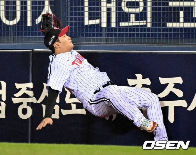 [OSEN=잠실, 이대선 기자] 15일 서울 잠실야구장에서 2026 신한 SOL KBO리그 LG 트윈스와 롯데 자이언츠의 경기가 열렸다.이날 LG는 웰스, 롯데는 김진욱을 선발로 내세웠다. 7회초 무사에서 LG 문보경이 롯데 한동희를 파울 플라이로 처리하고 있다.  2026.04.15 /sunday@osen.co.kr