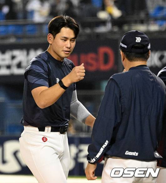 [OSEN=잠실, 이대선 기자] 프로야구 롯데 자이언츠가 LG 트윈스를 꺾고 2연패를 탈출했다. LG는 8연승에서 멈췄다.&nbsp;&nbsp;롯데는&nbsp;15일 서울 잠실구장에서 열린 2026 KBO리그 LG와 경기에서 2-0으로 승리했다.경기 종료 후 롯데 김진욱이 김태형 감독과 승리의 기쁨을 나누고 있다. 2026.04.15 /sunday@osen.co.kr