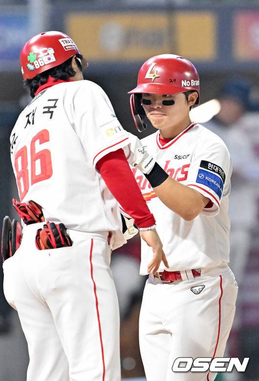 [OSEN=인천, 민경훈 기자] 15일 오후 인천 SSG랜더스필드에서 ‘2026 신한 SOL Bank KBO리그' SSG 랜더스와 두산 베어스의 경기가 진행됐다.이날 SSG는 최민준을, 두산은 이영하를 선발투수로 내세웠다.8회말 2사 SSG 정준재가 우월 솔로 홈런을 때린 후 홈을 밟고 있다. 2026.04.15 / rumi@osen.co.kr