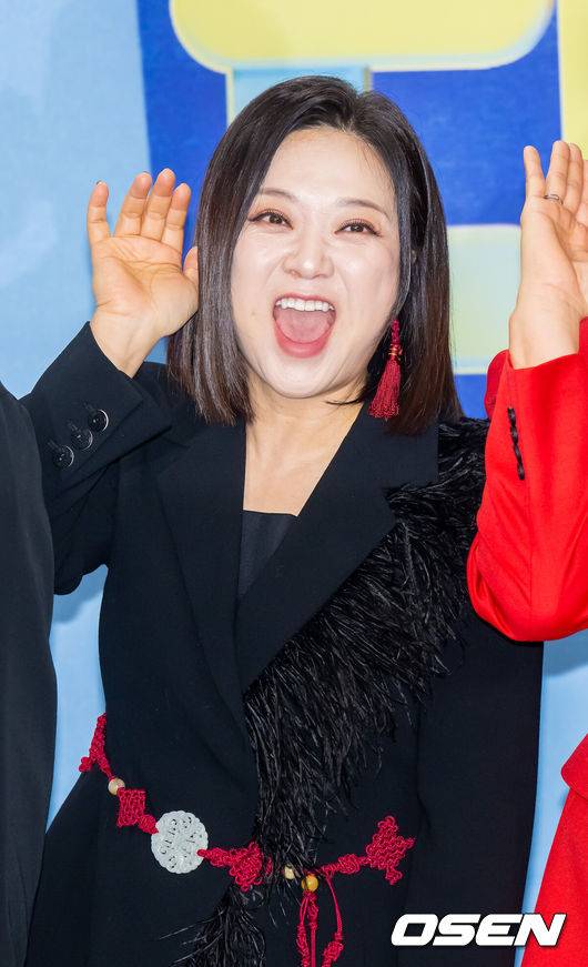 [OSEN=박준형 기자] &nbsp;2025 KBS 연예대상이 20일 오후 서울 여의도 KBS 신관 공개홀에서 진행됐다.이날 가수 이찬원, 배우 이민정, 코미디언 문세윤이 MC를 맡았다. 시청자들의 사전 선호도 조사와 생방송 문자 투표로 결정되는 ‘최고의 프로그램상’은 ‘2025 KBS 연예대상’의 하이라이트로 손꼽힌다. 올해는 ‘개그콘서트’, ‘1박 2일’, ‘불후의 명곡’, ‘슈퍼맨이 돌아왔다’, ‘살림하는 남자들’, ‘사장님 귀는 당나귀 귀’, ‘신상출시 편스토랑’, ‘더 시즌즈’까지 총 8팀이 후보에 올랐다.&nbsp;김숙이 포즈를 취하고 있다.   2025.12.20 / soul1014@osen.co.kr