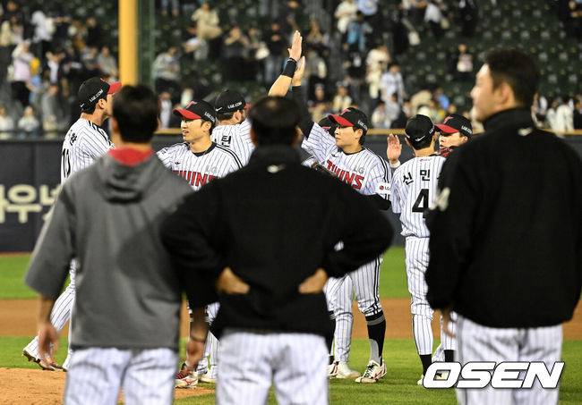 [OSEN=잠실, 이대선 기자] 프로야구&nbsp;LG 트윈스가 롯데 자이언츠를 꺾고 위닝에 성공했다.&nbsp;LG는 16일 서울 잠실구장에서 열린 2026 KBO리그 롯데와 경기에서 7-4로 승리했다. LG는 선발 타자 전원 출루 기록을 세웠고, 문성주가 결승타 포함 4타수 2안타 2타점으로 활약했다.&nbsp;경기 종료 후 LG 선수들이 승리의 기쁨을 나누고 있다. 2026.04.16 /sunday@osen.co.kr