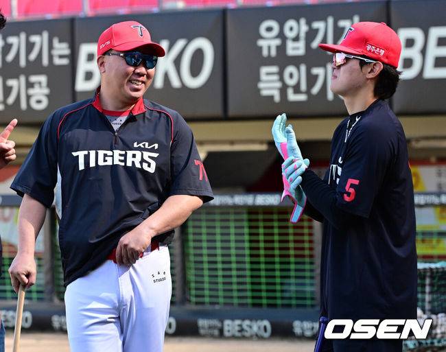 [OSEN=광주, 지형준 기자] 16일 광주-기아 챔피언스필드에서 KIA 타이거즈와 키움 히어로즈의 경기가 열렸다.7연승을 노리는 KIA는 제임스 네일, 최하위 키움은 알칸타라를 선발로 내세웠다.경기에 앞서 KIA 이범호 감독과 김도영이 이야기를 나누고 있다. 2026.04.16&nbsp;/ jpnews@osen.co.kr