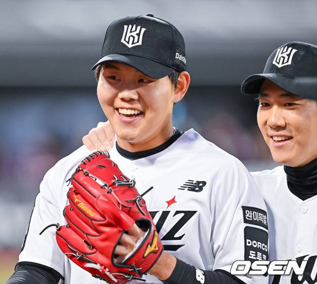 [OSEN=수원, 민경훈 기자] 17일 오후 수원 KT위즈파크에서&nbsp;‘2026 신한 SOL Bank KBO리그'&nbsp;KT 위즈와 키움 히어로즈의 경기가 열렸다.이날 KT는 소형준, 키움은 와일스를 선발투수로 내세웠다.3회초를 마친 KT 선발 소형준이 환하게 웃고 있다. 2026.04.17 /rumi@osen.co.kr
