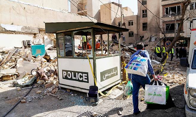 이란 수도 테헤란의 거리에 있던 경찰초소가 미군의 공습으로 부서진 채 방치되어 있다. AFP연합뉴스