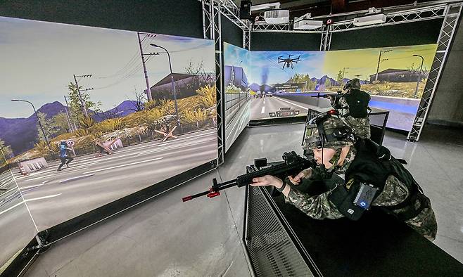 예비군훈련에 참가한&nbsp;예비군들이 3면 멀티스크린이 적용된 VR 영상모의 사격훈련을 하고 있다. 세계일보 자료사진
