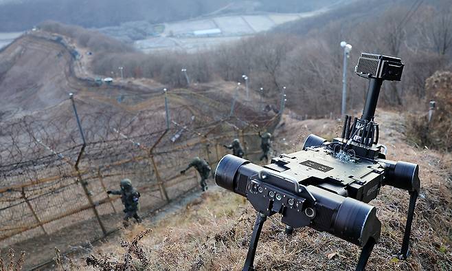 육군 다족 보행로봇이 장병들과 함께 철책 경계를 하고 있다. 세계일보 자료사진