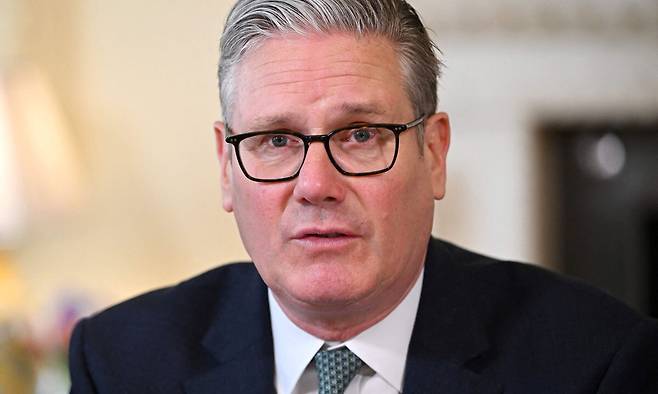 키어&nbsp;스타머 영국 총리가 16일(현지시간) 다우닝가 10번지 총리 관저에서 사회관계망서비스(SNS) 업체 관계자들과 만나 온라인 공간에서 어린이들을 보호할 방안을 주제로 대화하고 있다. AFP연합