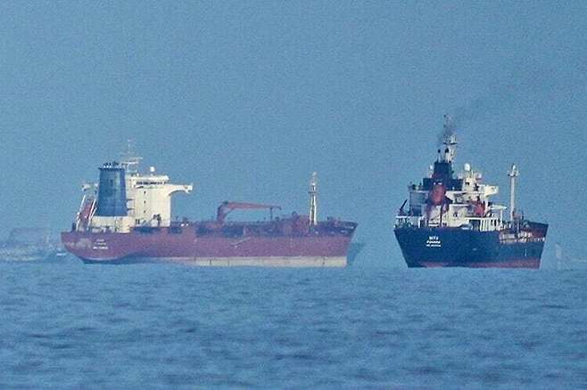 호르무즈 해협의 유조선과 화물선. AP연합뉴스