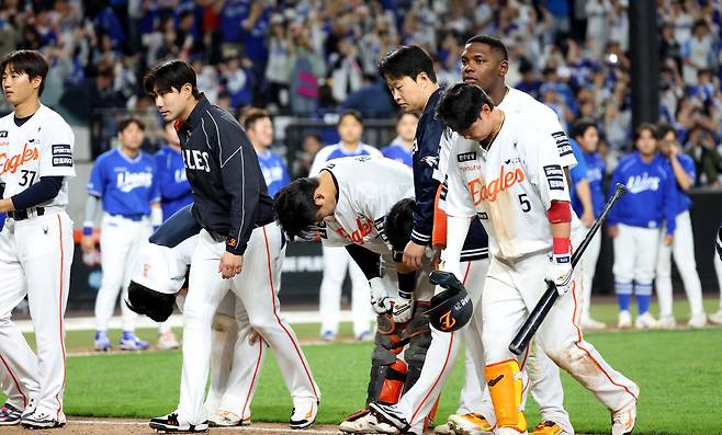 16일 대전 한화생명볼파크에서 열린 2026 신한 SOL KBO리그 삼성 라이온즈와 한화 이글스의 경기에서 한화가 패배, 6연패 하며 선수들이 인사하고 있다. 뉴스1