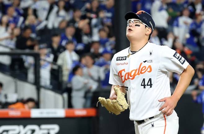 한화 이글스 마무리 투수 김서현이 14일 대전 한화생명 볼파크에서 열린 2026 프로야구 삼성 라이온즈와의 경기에서 9회초 볼넷 남발 끝에 역전을 허용한 뒤 마운드를 내려오고 있다. 2026.4.14 대전 뉴스1