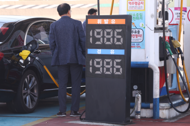 3차 석유 최고가격제 셋째 날인 4월 12일 서울의 한 주유소 모습. 이날 휘발윳값과 경윳값은 상승세가 둔화했다. 연합뉴스