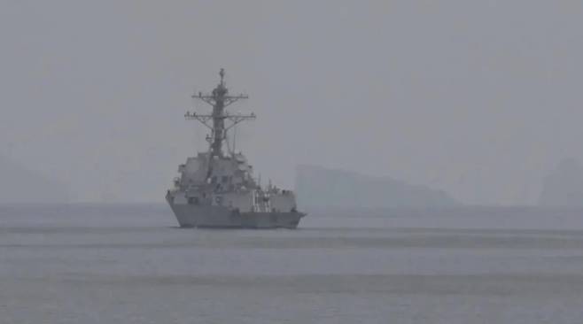 지난 11일 미국 해군 구축함 한 척이 호르무즈 해협을 항해하고 있다. 미 해군 제공