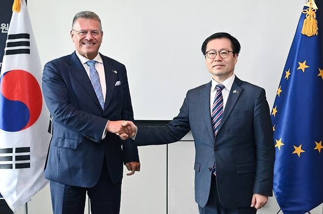 제13차 한-EU FTA 무역위원회 및 제1차 차세대전략대화 개최 - 여한구 산업통상부 통상교섭본부장이 17일 서울 종로구 포시즌스호텔에서 열린 제13차 한-EU FTA 무역위원회 및 제1차 차세대전략대화에서 마로시 세프초비치 EU 통상·경제안보 집행위원과 기념 촬영하고 있다. 산업통상부 제공