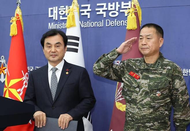 안규백(왼쪽) 국방부 장관이 지난 2025년 12월 31일 오후 서울 용산구 국방부 브리핑실에서 ‘준4군 체제로 해병대 개편’ 기자회견을 하고 있다.  뉴스1