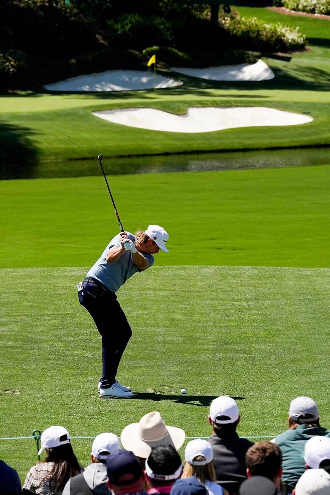 캐머런 영(호주)이 9일(현지 시간) 미국 조지아주 오거스타의 오거스타내셔널 골프클럽에서 열린 마스터스 1라운드 12번 홀에서 티샷을 하고 있다. 그린 앞 벙커와 물 사이의 구역에 노란색 선이 희미하게 보인다. AP연합뉴스