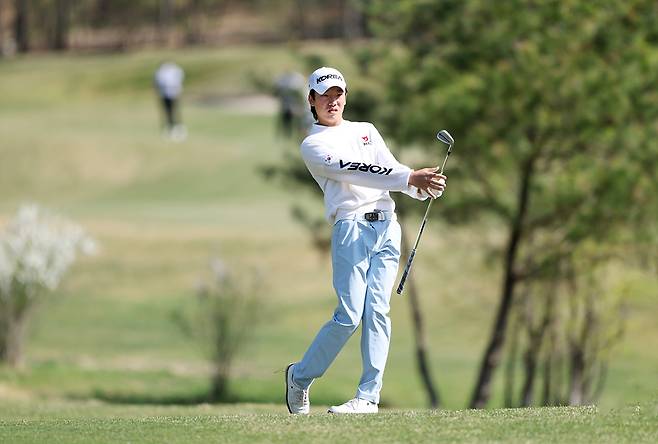 손재이가 16일 강원 춘천의 라비에벨 골프앤리조트 올드코스에서 열린 KPGA 투어 DB손해보험 프로미 오픈 1라운드 9번 홀에서 아이언샷을 하고 있다. 사진 제공=KPGA