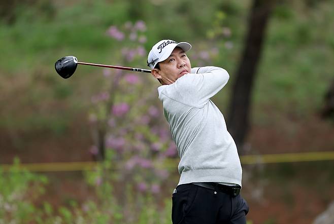 권성열이 17일 강원 춘천의 라비에벨 골프앤리조트 올드코스에서 열린 KPGA 투어 DB손해보험 프로미 오픈 2라운드 13번 홀에서 티샷을 날리고 있다. 사진 제공=KPGA