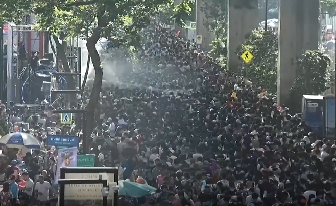 지난 13일(현지시각) 태국 방콕 카오산 거리에서 송크란 축제를 즐기는 사람들의 모습. 연합뉴스