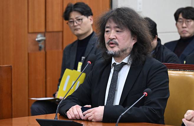 방송인 김어준이 2024년 12월13일 국회에서 열린 과학기술정보방송통신위원회의 12·3 비상계엄에서의 국가기간방송 KBS 및 관계기관의 역할 등에 대한 현안질의에서 참고인으로 출석해 발언하고 있다. ⓒ시사저널 박은숙
